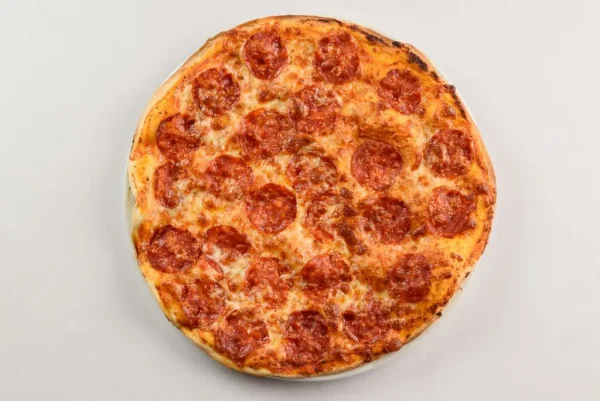 Pizza Salami: blat, sos pizza, topping mozzarella, salam chorizo