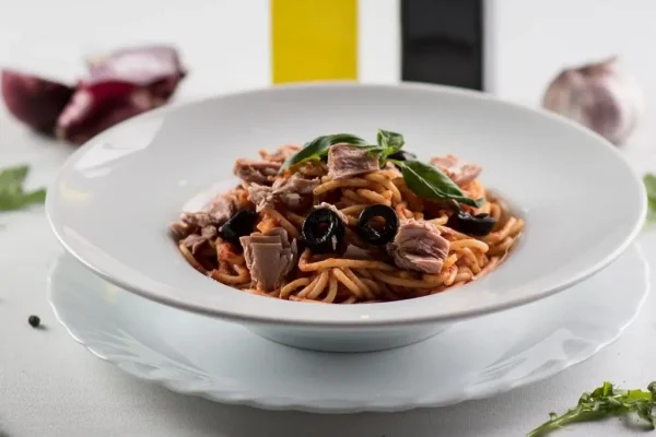 Spaghetti al Tonno: spaghete, sos de roșii, măsline, ton, sare, piper, pătrunjel